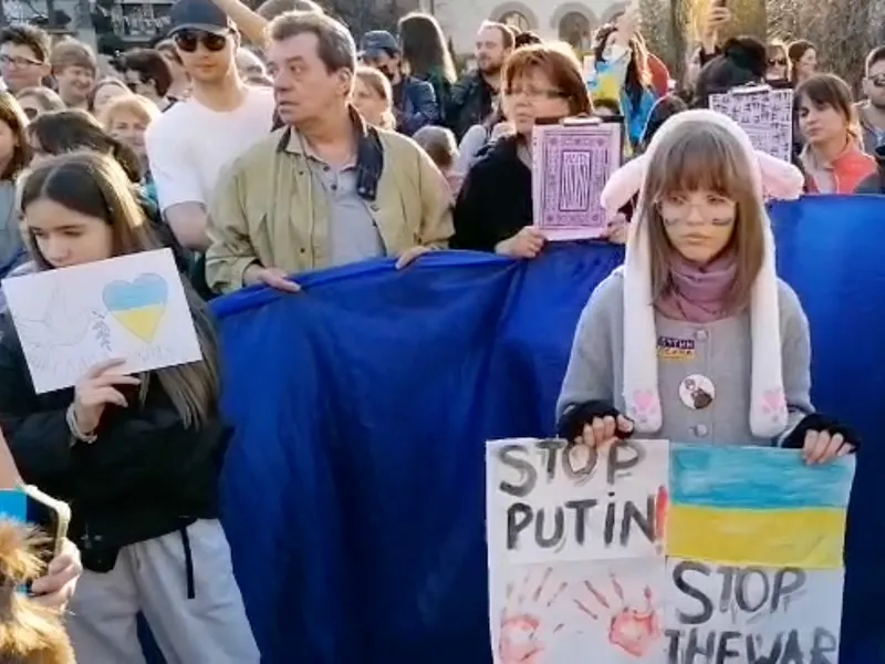 Sute de români și ucraineni protestează în fața Ambasadei Rusiei la București - Foto: captură Facebook