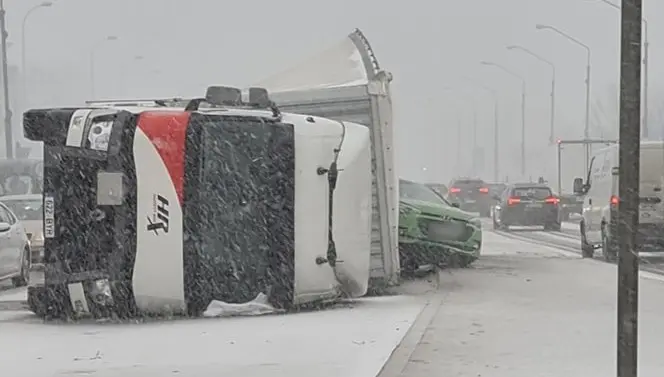 Vântul a suflat și cu 130 de kilometri la oră. FOTO: Facebook