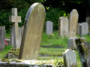 Trei români au furat din zeci de cimitire obiecte în valoare de 175.000 de euro. Cum i-au prins Foto: Pexels (fotografie cu caracter ilustrativ)