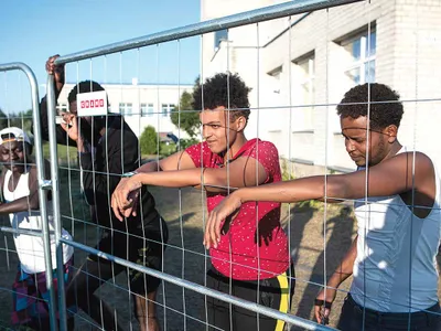 DISPERARE Migranții lăsați să plece din Belarus au fost cazați în școli vechi în Lituania. Provin din Coasta de Fildeș,  Camerun, Somalia, Eritrea și Senegal - Foto: Getty Images