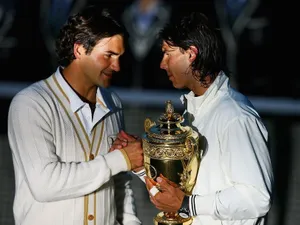 6 iulie 2008: Roger Federer îl felicită pe Rafael Nadal pentru titlul câștigat la Wimbledon, la finalul uneia dintre cele mai spectaculoase partide din istoria tenisului Foto: Gettyimages