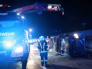 O dubă cu români s-a răsturnat pe o autostradă din Austria. Șoferul a adormit, 4 răniți grav - Foto: captură video