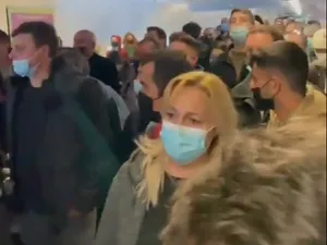 VIDEO Aglomerație la aeroportul Otopeni - terminalul Sosiri/FOTO: Facebook/RazvanPascu