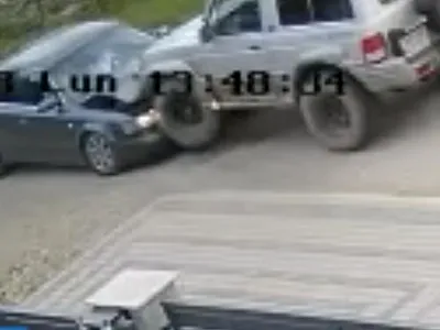 Soțul s-a urcat intenționat cu mașina pe automobilul soției. La bord, se afla și fiica lor - Foto: captură video