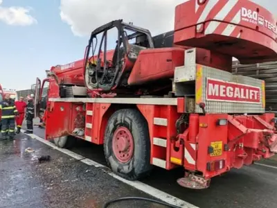 O automacara a luat foc pe autostradă. Șoferul a coborât să stingă focul. A fost călcat mortal. / Foto: Info Trafic 24, Facebook