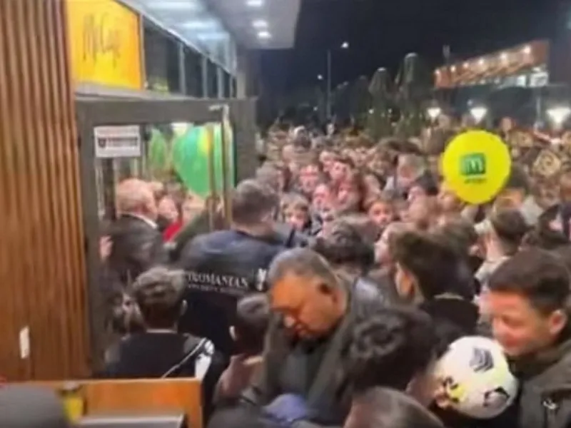 Imagini incredibile, la deschiderea primului McDonald's din Severin. S-au călcat în picioare - Foto: captură video