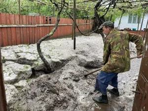 Furia naturii s-a dezlănțuit în România. Strat de gheață de un metru în curtea unei gospodării - Foto: Meteo plus