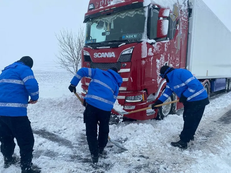 Peste 10 drumuri din Galați și alte cinci județe sunt încă blocate de nămeți de zăpadă. / Foto: Facebook, CNAIR