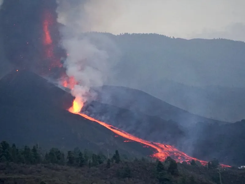 Lava vulcanului La Palma a ars 258 de hectare şi a distrus 589 de construcţii. Erupția continuă. / Foto: volcanodiscovery.com