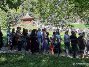 Pelerinaj la mormântul lui Arsenie Boca. Foto Adevărul