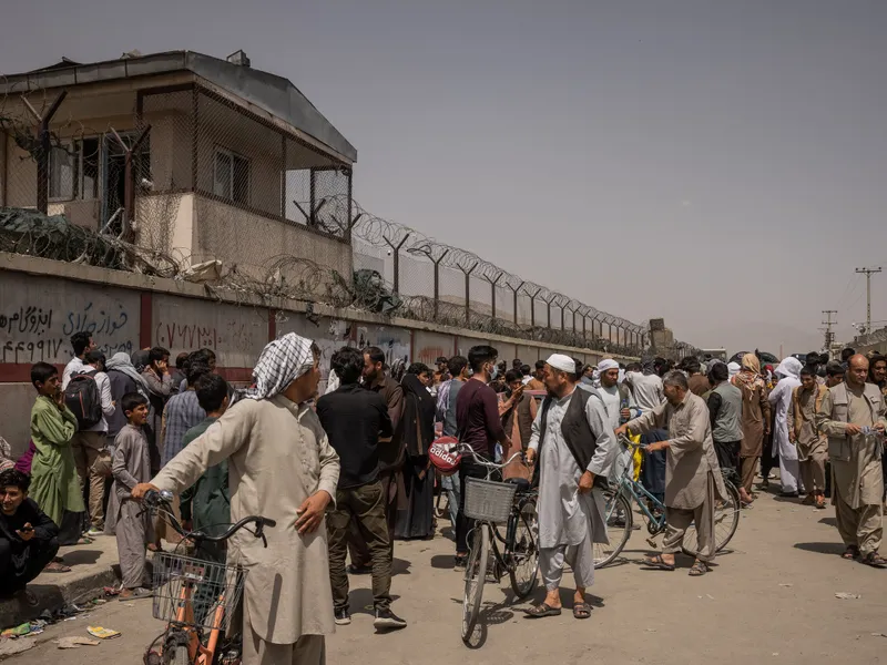 Disperare, pe aeroportul din Kabul: mii de afgani, blocați între talibani și americani. / Foto: nytimes.com