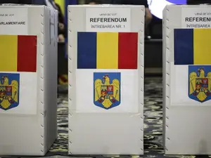 Fiecare alegător va avea câte trei buletine de vot Foto: INQUAM/Octav Ganea