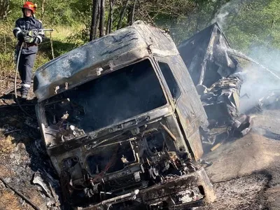 Un autotren s-a răsturnat şi a luat foc pe DN 66. Șoferul, găsit mort în cabină. / Foto: sebesinfo.ro