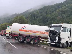 Pericol de explozie, pe Valea Oltului. O cisternă cu GPL s-a ciocnit cu un TIR. Circulația e oprită - Foto: News.ro