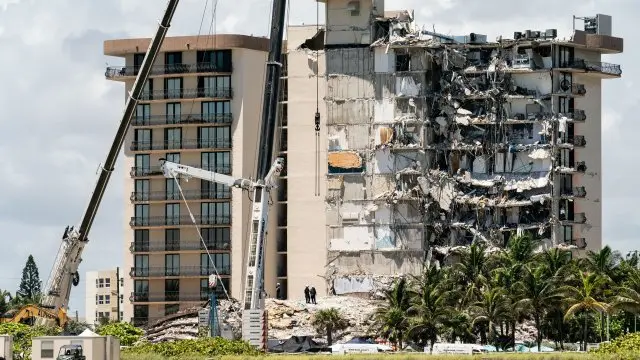 Cât de sigur e blocul în care stai? Avertismentele dure ale prăbușirii blocului din Florida/FOTO: ziaruldeiasi.ro