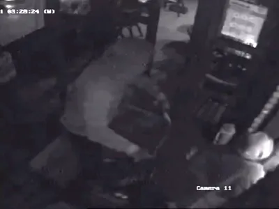 Cum au furat doi hoți un bancomat de la Irish Pub din București Foto: captură video