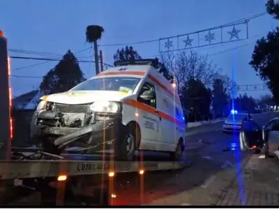 O ambulanță care transporta un pacient grav a fost implicată într-un accident rutier în Botoșani Foto: Antena3