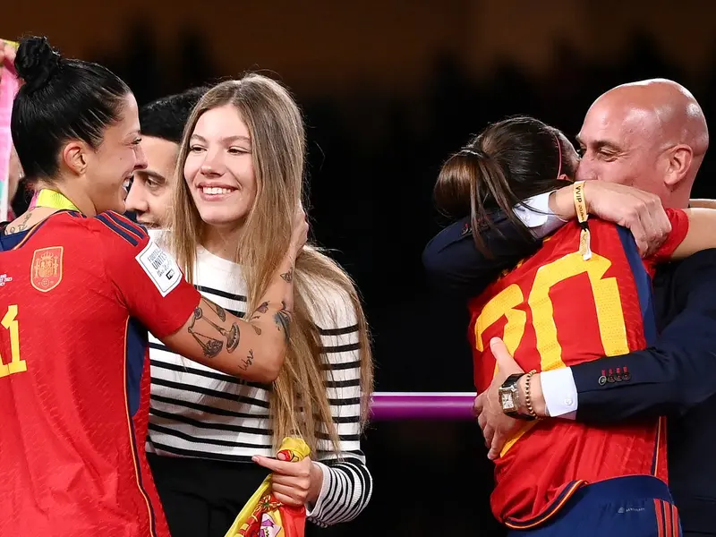 Fotografiile cu pre;edintele federației de fotbal din Spania care sărută fotbalistele iberice după finala Cupei Mondiale au stârnit un imens scandal - Foto: Profimedia images