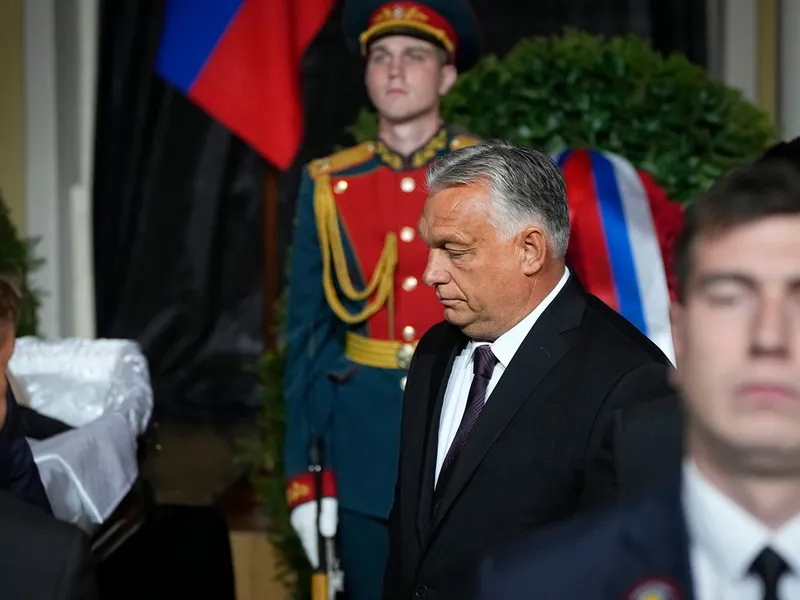 Premierul Ungariei, Viktor Orban, merge alături de sicriul fostului președinte sovietic Mihail Gorbaciov - Foto: Profimedia Images/AP/Alexander Zemlianichenko