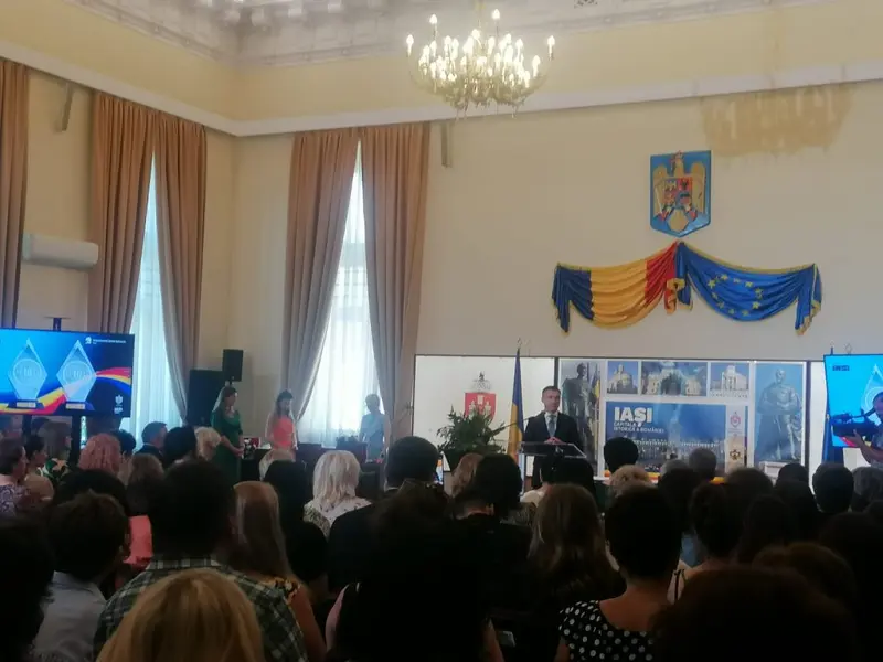 Elevii de 10 la examenele naționale, premiații de autorități în fața părinților și profesorilor - Foto: TeleM Iași