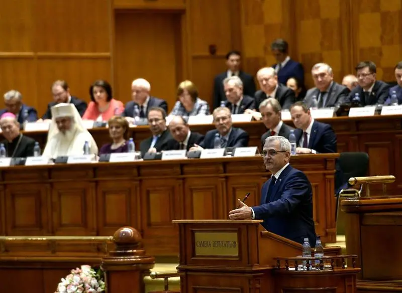 Liviu Dragnea, hăituit de oameni în costume și uniforme/FOTO: Facebook.com