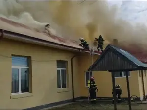 Incendiu la o școală din Olt. Elevii și profesorii s-au autoevacuat când au văzut flăcările - FOTO: Facebook/ ISU Olt