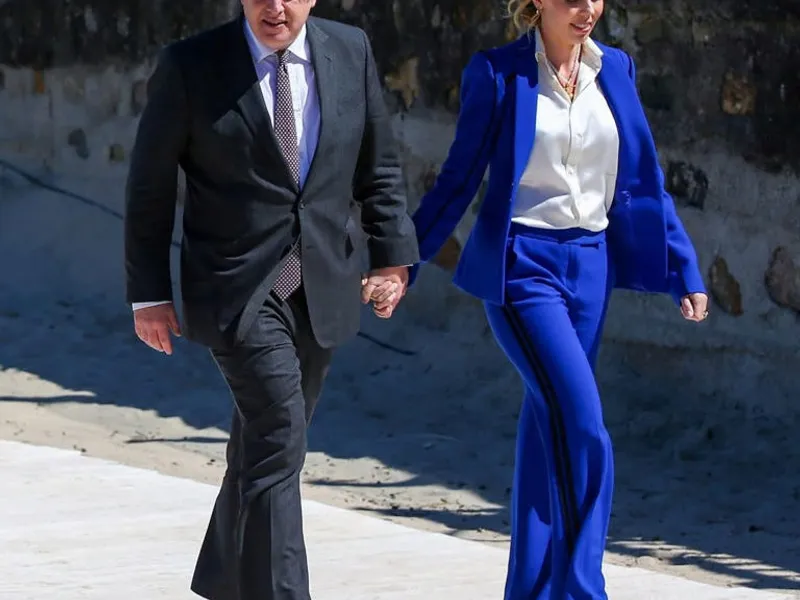 Carrie Johnson cu pantofi negri Jimmy Choo. / Foto: telegraph.co.uk