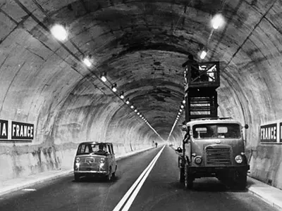 La cunoscutul tunel Mont Blanc, cu o lungime de 11 kilometri, ce leagă Franța de Italia, s-a lucrat din 1959 până în 1962 - Foto: bbc.co.uk