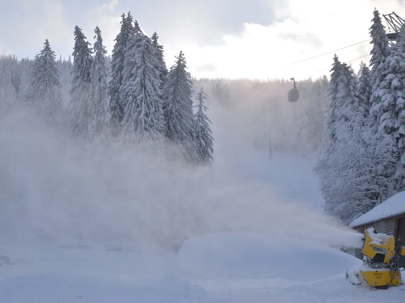 Unde poți schia sau da cu snowboard-ul în România în minivacanța de 1 Decembrie. Cât costă skipassul - Foto: Facebook/Primăria Municipiului Braşov