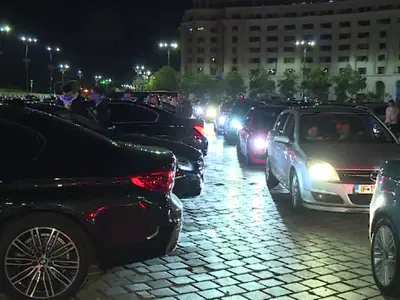 În parcarea din Piața Constituției, lângă Palatul Parlamentului, s-au strâns sute tineri.Foto: stirileprotv.ro