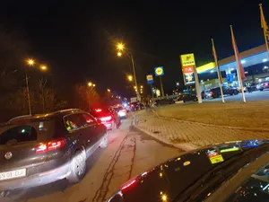 Cozi ca pe vremea lui Ceaușescu la benzinăriile din București de teama scumpirii carburanților Foto: NWR