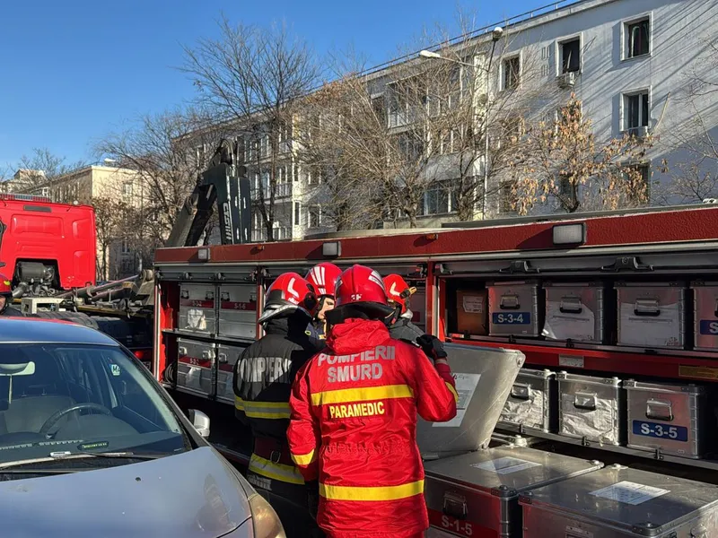 Accident grav pe șantier. O placă de beton a căzut peste un utilaj în care s-ar fi aflat un om - Foto: ISU B-IF