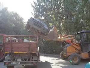 Mașinile abandonate din zona piețelor, depozite pentru contrabandiști Foto: INQUAM Photos/George Călin