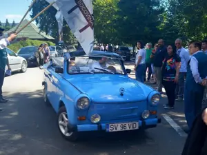 Pelerinaj cu mașini retro. Cele mai frumoase vehicule istorice au defilat în Ținutul Mănăstirilor Foto: facebook/Retromobil Suceava