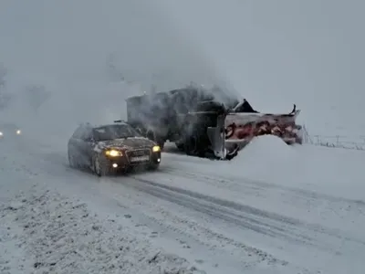 Mașinile înaintează cu greu prin zăpadă Foto: captură video Facebook/CNAIR