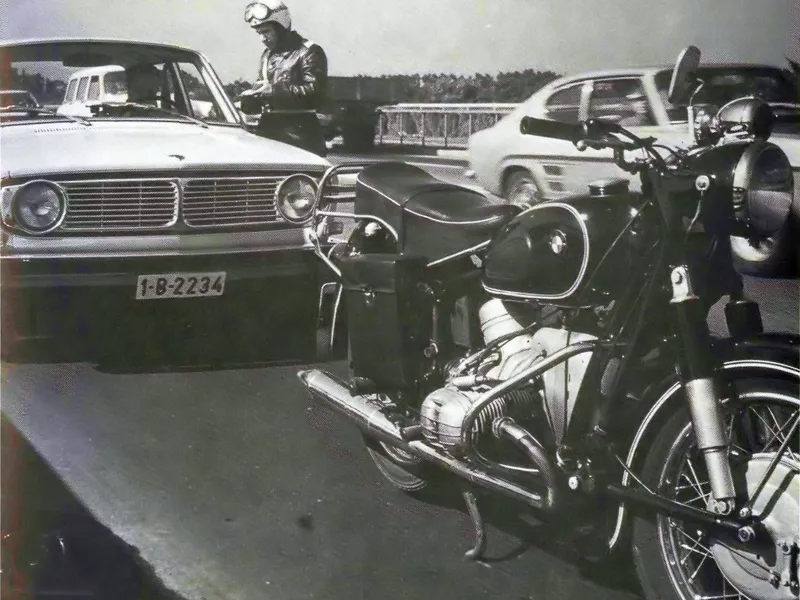 Polițist pe  motocicletă BMW în anii 1970. / Foto: motociclism.ro