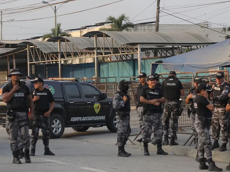 În Ecuador, intimidarea presei se face cu pușca. Doi bikeri au tras în sediul televiziunii RTS. / Foto: Profimedia