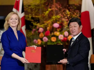 Ministrului britanic pentru Comerţul Internaţional, Liz Truss, şi şeful diplomaţiei nipone, Toshimitsu Motegi. / Foto: abcnews.go.com