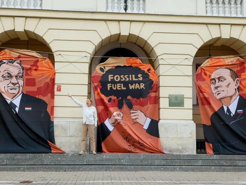 Activiștii Greenpeace au protestat în mai, la Varșovia, cerându-i lui Viktor Orban să susțină sancțiunile petroliere impuse Rusiei. / Foto: Profimedia