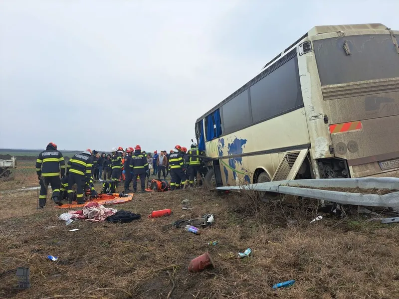 Accident rutier dur între un autotren și un autobuz. Giganţii s-au izbit unul de celălalt - Foto: ISU Timiş