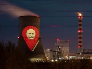 Activiștii Greenpeace au proiectat fotografia lui Putin pe rafinăria Lukoil din Ploieşti/FOTO: Facebook/Greenpeace Romania