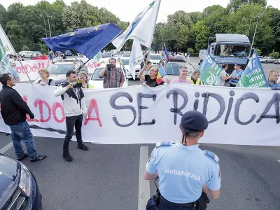 Sute de moldoveni au protestat anul trecut, în fața Guvernului, pentru autostradă