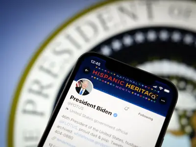 Joe Biden consideră că platforma Twitter a lui Elon Musk împroaşcă minciuni. / Foto: Profimedia