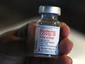 Moderna lucrează la o a treia doză, suplimentară, pentru vaccinul său împotriva COVID-19, care să fie disponibilă în toamnă. / Foto: cnbc.com