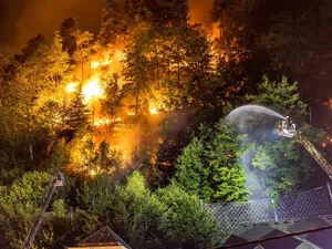 Incendiu devastator, într-un parc naţional din Cehia. 900 de pompieri se luptă cu flările. / Foto: poland.postsen.com