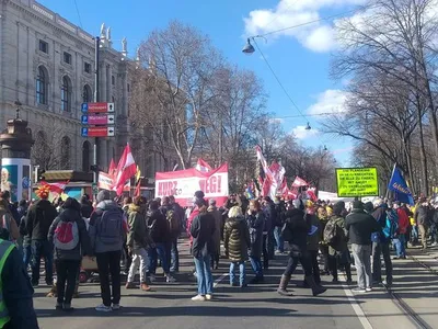 Mii de oameni, în stradă la Viena împotriva restricţiilor anti-COVID și a vaccinării. / Foto: news.ro