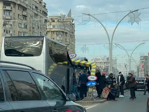 Un autocar, „decapotat” de limitatorul de înălțime al Pasajului Unirii. / Foto: Facebook