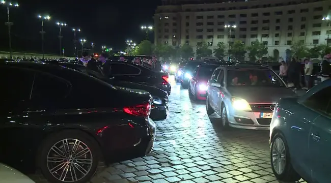 În parcarea din Piața Constituției, lângă Palatul Parlamentului, s-au strâns sute tineri.Foto: stirileprotv.ro