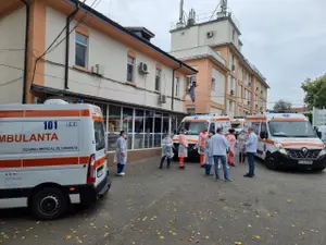 200 internaţi la „Infecţioase“ la Iași, niciunul vaccinat. Iar coadă de ambulanţe/FOTO: ziaruldeiasi.ro