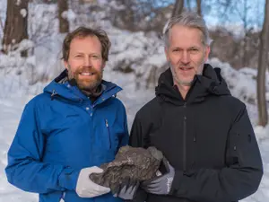 Meteorit de 14 kg ținut de cercetătorii care l-au descoperit/FOTO: thelocal.se